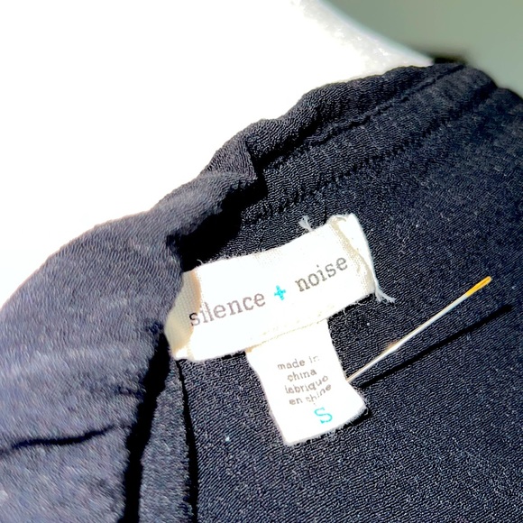 UO Silence + Noise Off-the-Shoulder Crop Top - Picture 9 of 11